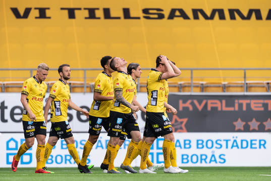 Elfsborgs Samuel Holmén jublar ihop med övriga spelare