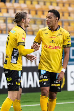 Elfsborgs Pawel Cibicki jublar med Kevin Kabran