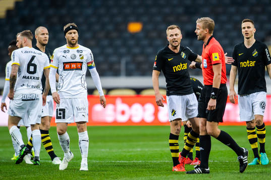 s Sebastian Larsson protesterar mot domare Glenn Nyberg
