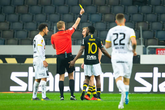 s Sebastian Larsson tilldelas en varning av domare Glenn