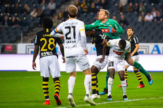 Häckens målvakt Peter Abrahamsson med en räddning