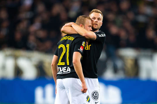 s Daniel Sundgren och Sebastian Larsson jublar