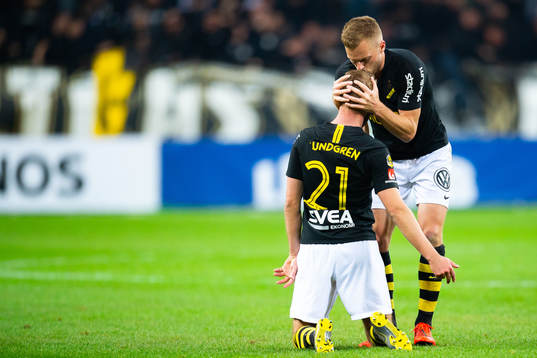 s Daniel Sundgren och Sebastian Larsson jublar