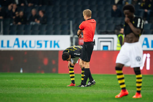 s Tarik Elyounoussi kräks framför domare Glenn Nyberg