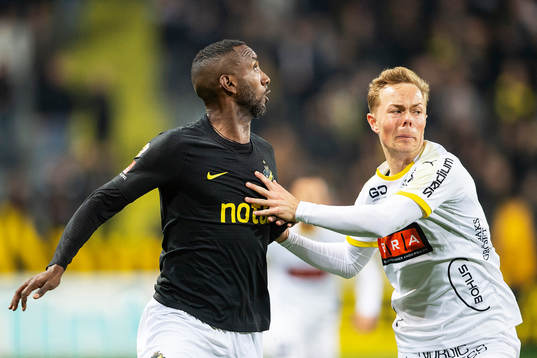 s Henok Goitom  och Häckens Adam Andersson