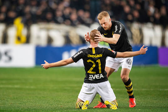 s Daniel Sundgren och Sebastian Larsson jublar
