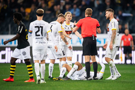 Häckens Gustav Berggren reagerar mot domare Glenn Nyberg
