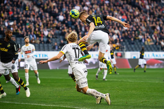 s Karol Mets och Häckens Gustav Berggren