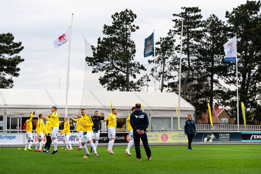 Falkenbergs spelare värmer upp före fotbollsmatchen i