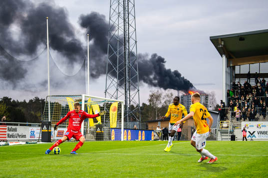 Ett hus brinner intill fotbollsmatchen i Allsvenskan mellan