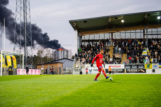 Ett hus brinner intill fotbollsmatchen i Allsvenskan mellan