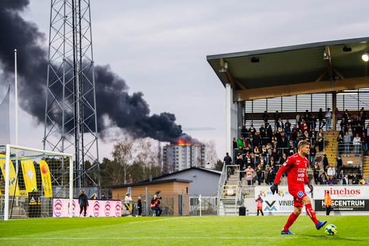 Ett hus brinner intill fotbollsmatchen i Allsvenskan mellan