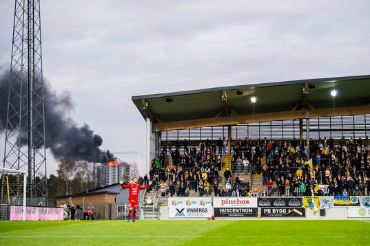Ett hus brinner intill fotbollsmatchen i Allsvenskan mellan