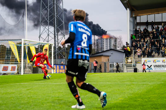 Ett hus brinner intill fotbollsmatchen i Allsvenskan mellan