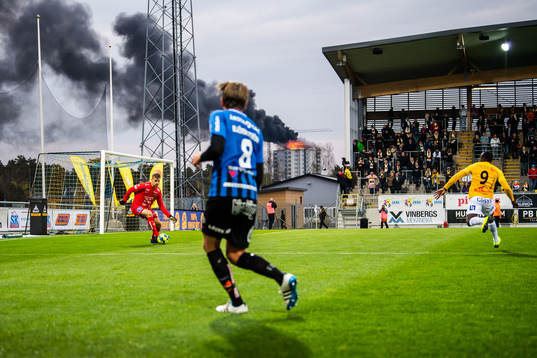 Ett hus brinner intill fotbollsmatchen i Allsvenskan mellan