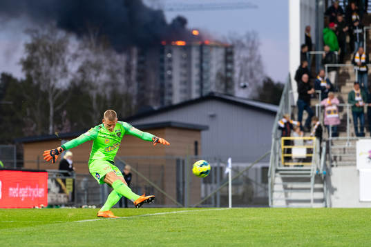 Falkenbergs målvakt Johan Brattberg samtidigt som det