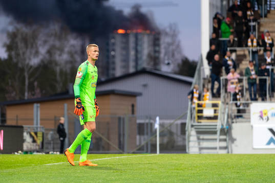 Falkenbergs målvakt Johan Brattberg samtidigt som det