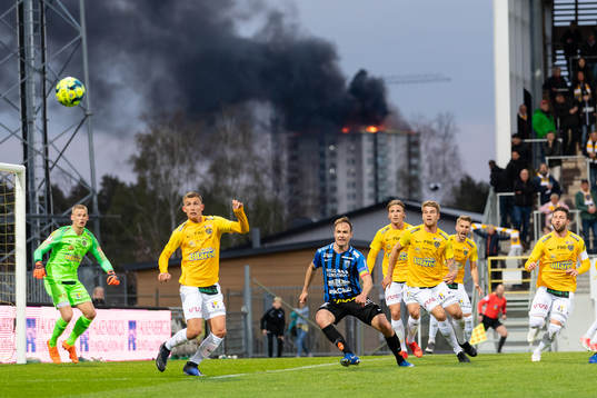 Ett hus brinner intill fotbollsmatchen i Allsvenskan mellan