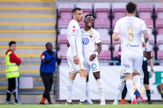 Östersunds Dino Islamovic jublar med lagkamrater