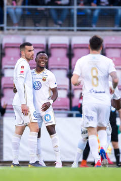 Östersunds Dino Islamovic jublar med lagkamrater