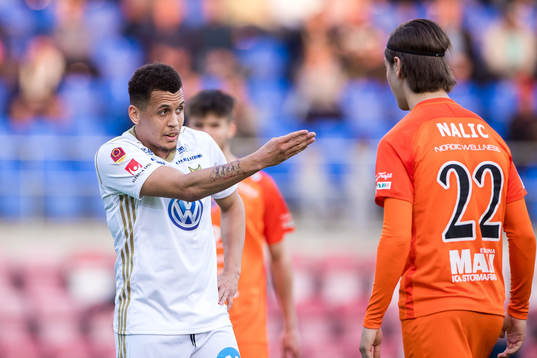 Östersunds Ravel Ryan Morrison i diskussion med AFC
