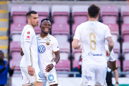 Östersunds Dino Islamovic jublar med lagkamrater