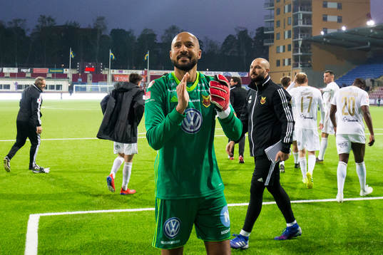 Östersunds målvakt Aly Keita jublar