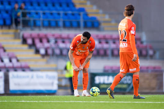 AFC Eskilstunas Denni Avdic och Adi Nalic deppar