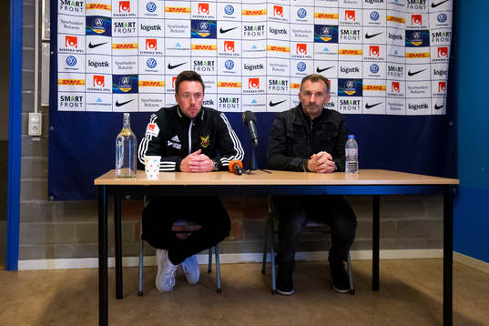 Östersunds tränare Ian Burchnall ocb AFC Eskilstunas