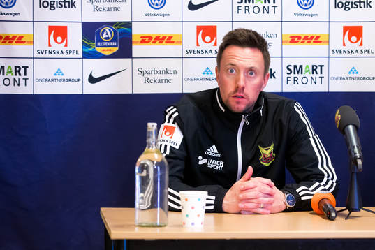 Östersunds tränare Ian Burchnall på presskonferensen
