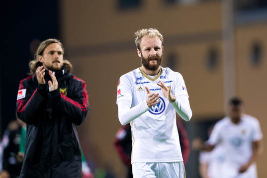 Östersunds Tom Pettersson och Curtis Edwards applåderar