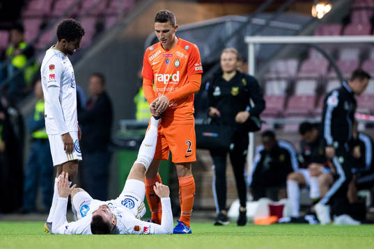 Östersunds Dino Islamovic har kramp och får hjälp av AFC