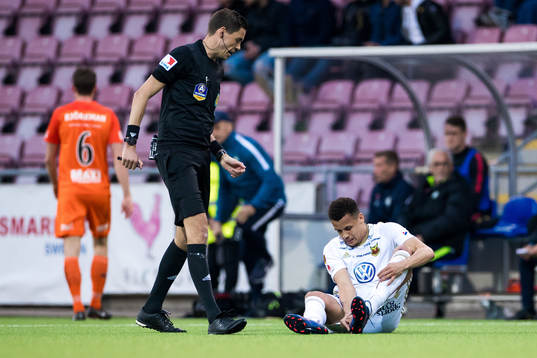 Östersunds Ravel Ryan Morrison har ont och får avbryta