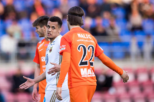 Östersunds Ravel Ryan Morrison i diskussion med AFC