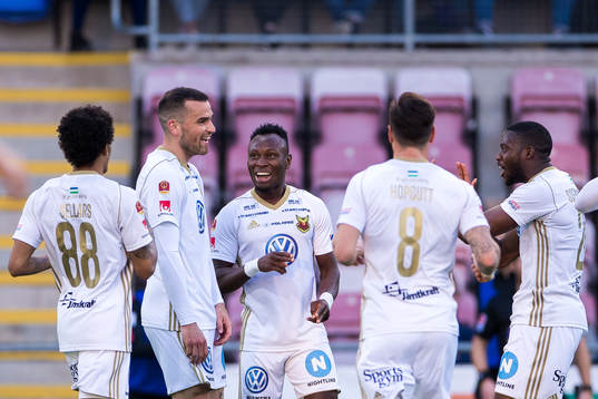 Östersunds Dino Islamovic (tvåa från vänster) jublar