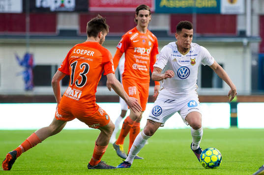 Östersunds Ravel Ryan Morrison i kamp om bollen med AFC