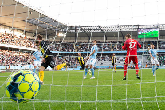 Hammarbys Muamer Tankovic gör 0-1 bakom Malmö FFs Johan