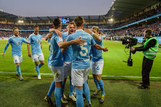 Malmö FFs Sören Rieks kramas om