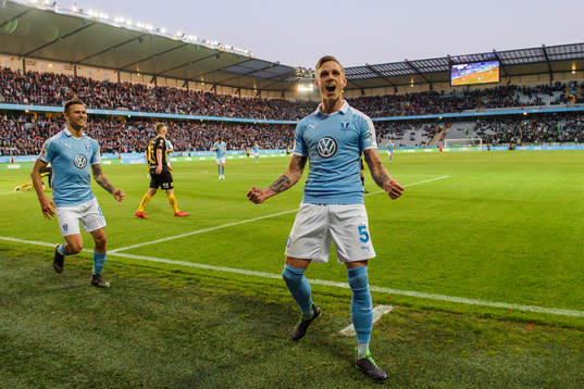 Malmö FFs Sören Rieks jublar mot publiken