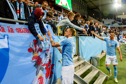 Malmö FFs Sören Rieks och Eric Larsson tackar publiken