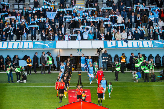 Spelarna kommer in
