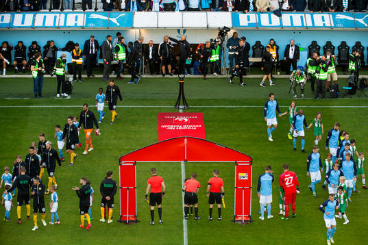 Spelarna kommer in