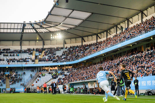 Malmö FFs Andreas Vindheim jagar Hammarbys Dennis Widgren