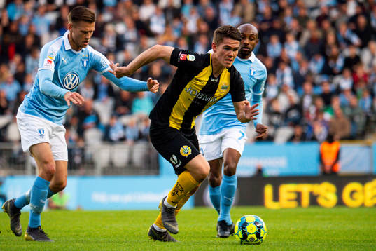 Hammarbys Vidar Örn Kjartansson jagas av Malmö FFs Arnór