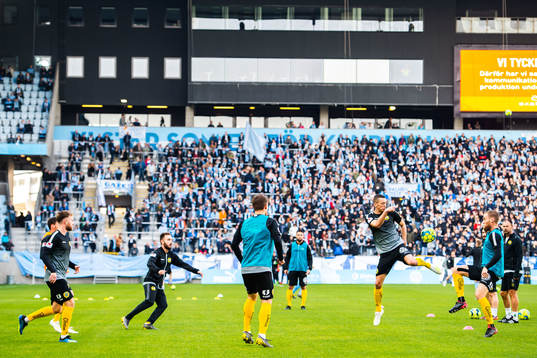 Hammarbys Nikola Djurdjic värmer upp med lagkamrater