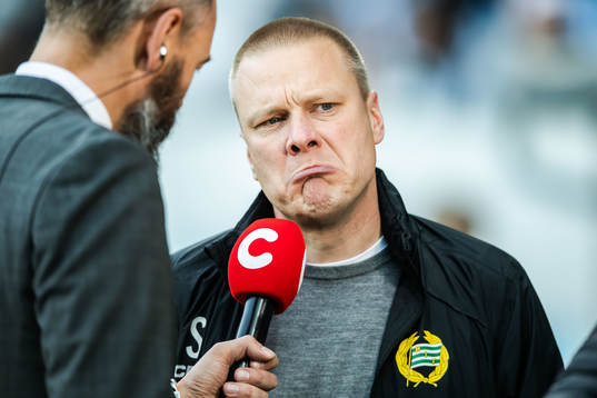 Hammarbys tränare Stefan Billborn blir intervjuad av Olof