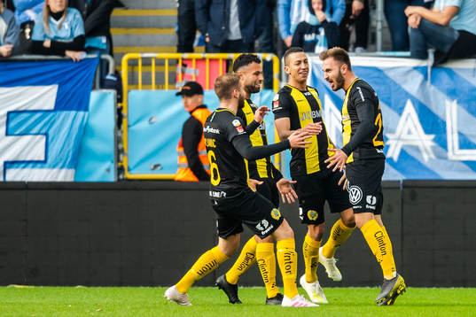 Hammarbys Muamer Tankovic jublar med lagkamrater