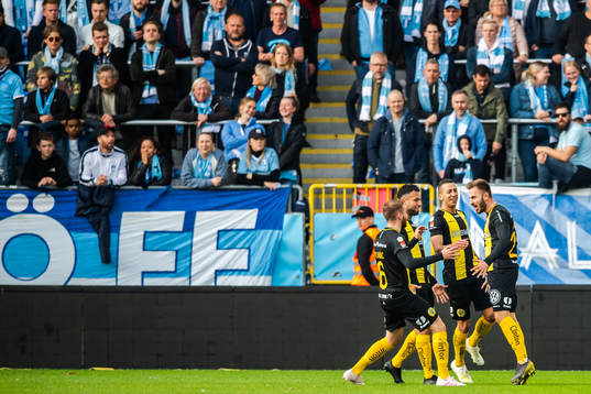 Hammarbys Muamer Tankovic jublar med lagkamrater