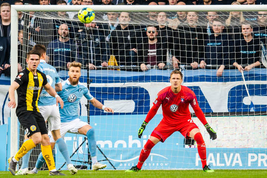 Hammarbys Vidar Örn Kjartansson oroar framför Malmö FFs