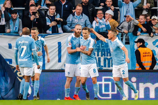 Malmö FFs Arnór Traustason jublar med Fouad Bachirou och